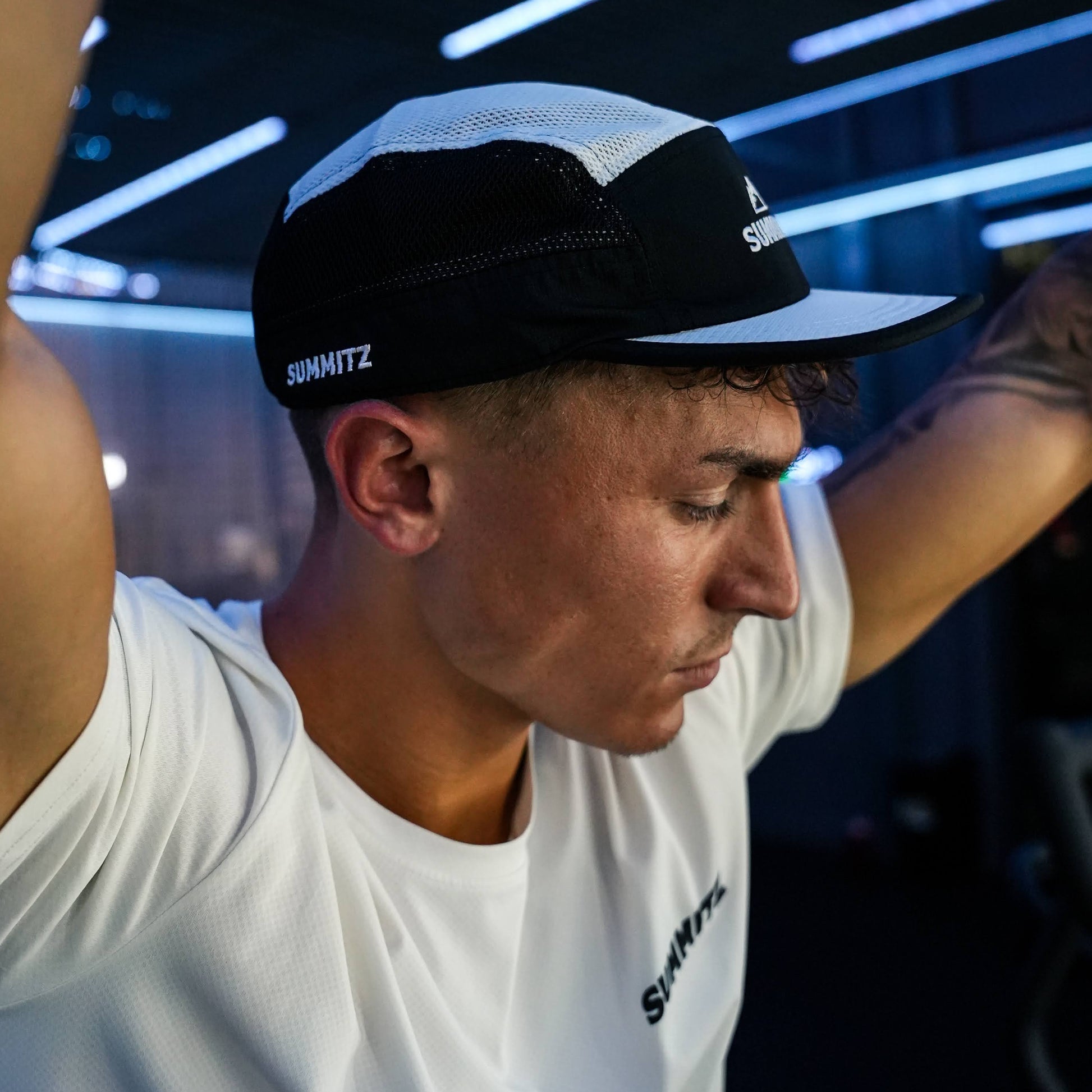 Aeris Running Cap - Black & White